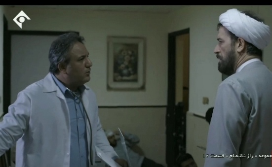 تصویری از حمید منصوریار، بازیگر سینما و تلویزیون در حال بازیگری سر صحنه یکی از آثارش