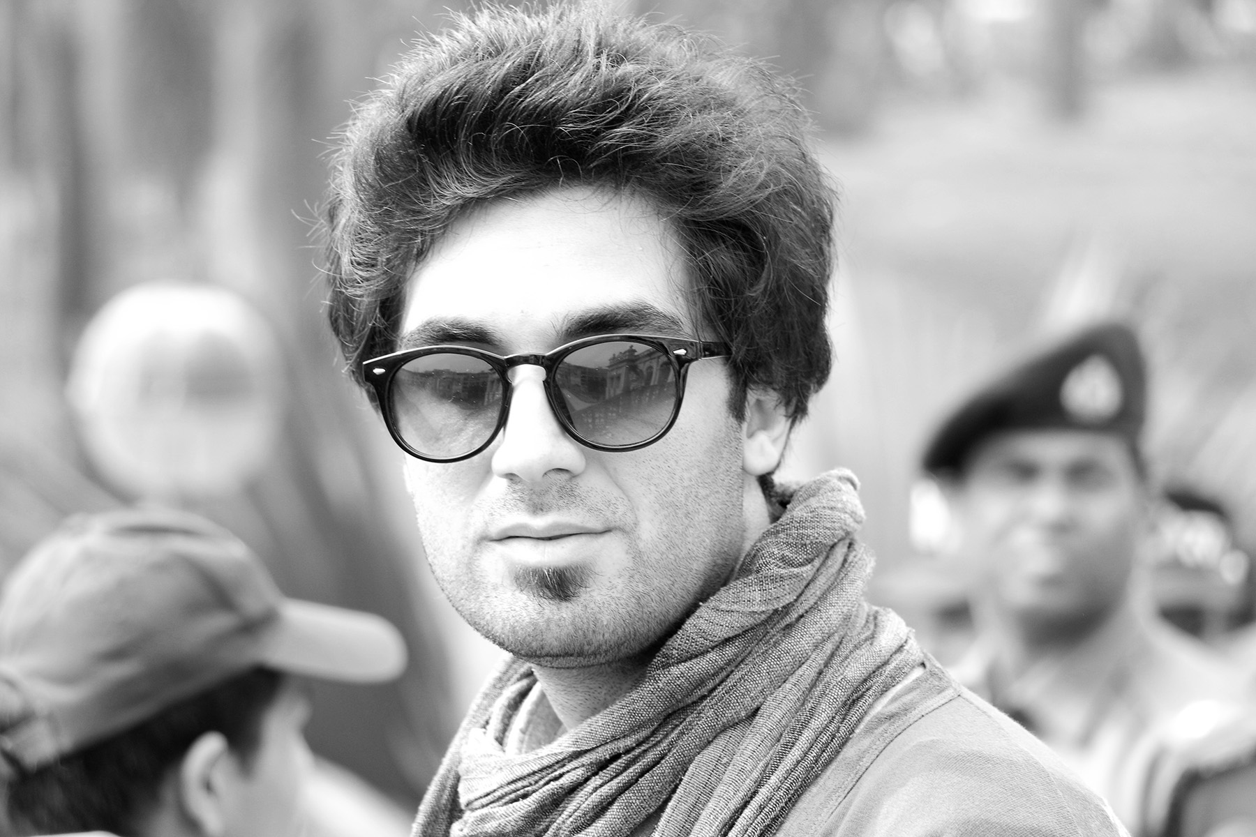 تصویری از احسان همتی سینما و تلویزیون در حال بازیگری سر صحنه یکی از آثارش