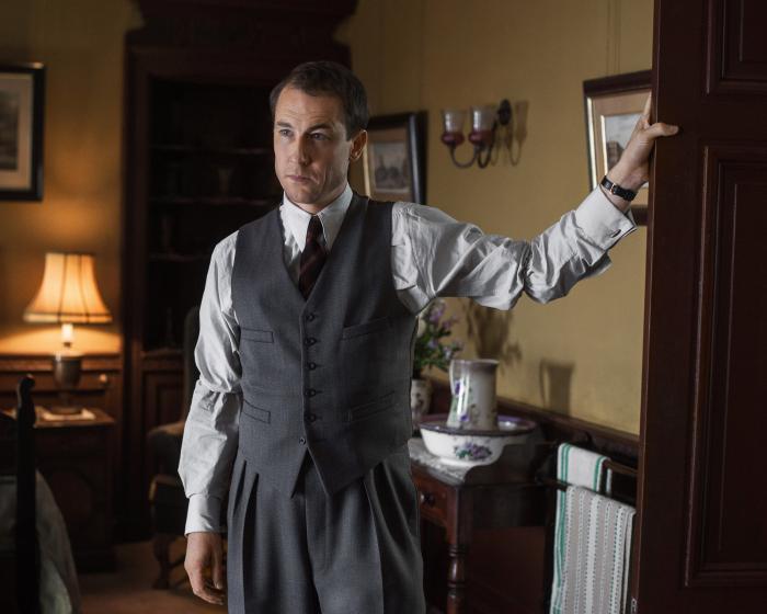 توبیاس منزیس در صحنه سریال تلویزیونی غریبه