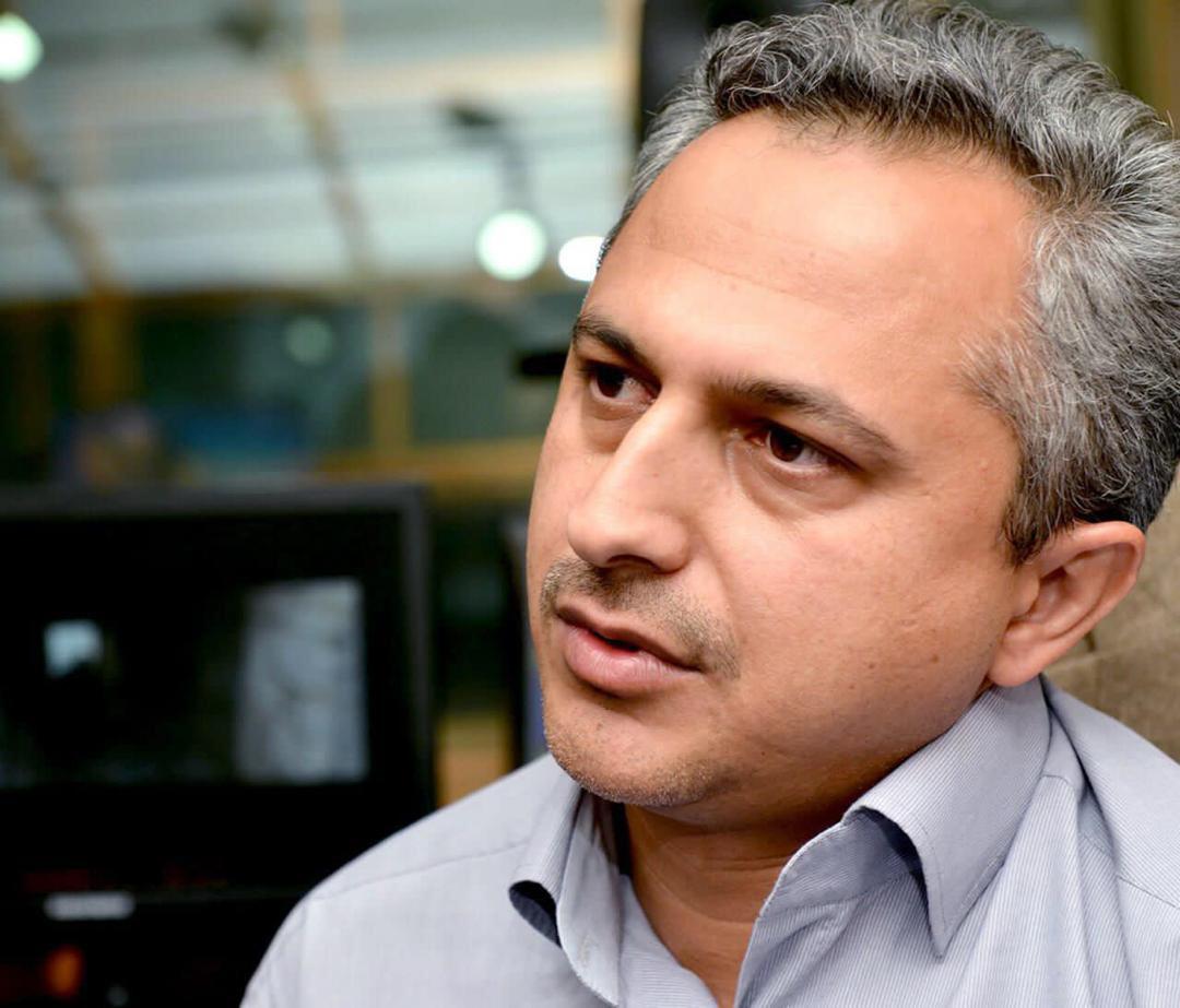 تصویری از سید محمد کشفی، صداگذاری و صدابردار سینما و تلویزیون در پشت صحنه یکی از آثارش