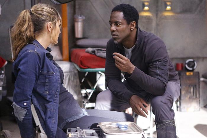 Paige Turco در صحنه سریال تلویزیونی 100 به همراه Isaiah Washington