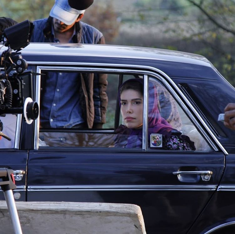 تصویری از نیوشا ضرابی، دستیار کارگردان و برنامه‌ریزی سینما و تلویزیون در حال بازیگری سر صحنه یکی از آثارش