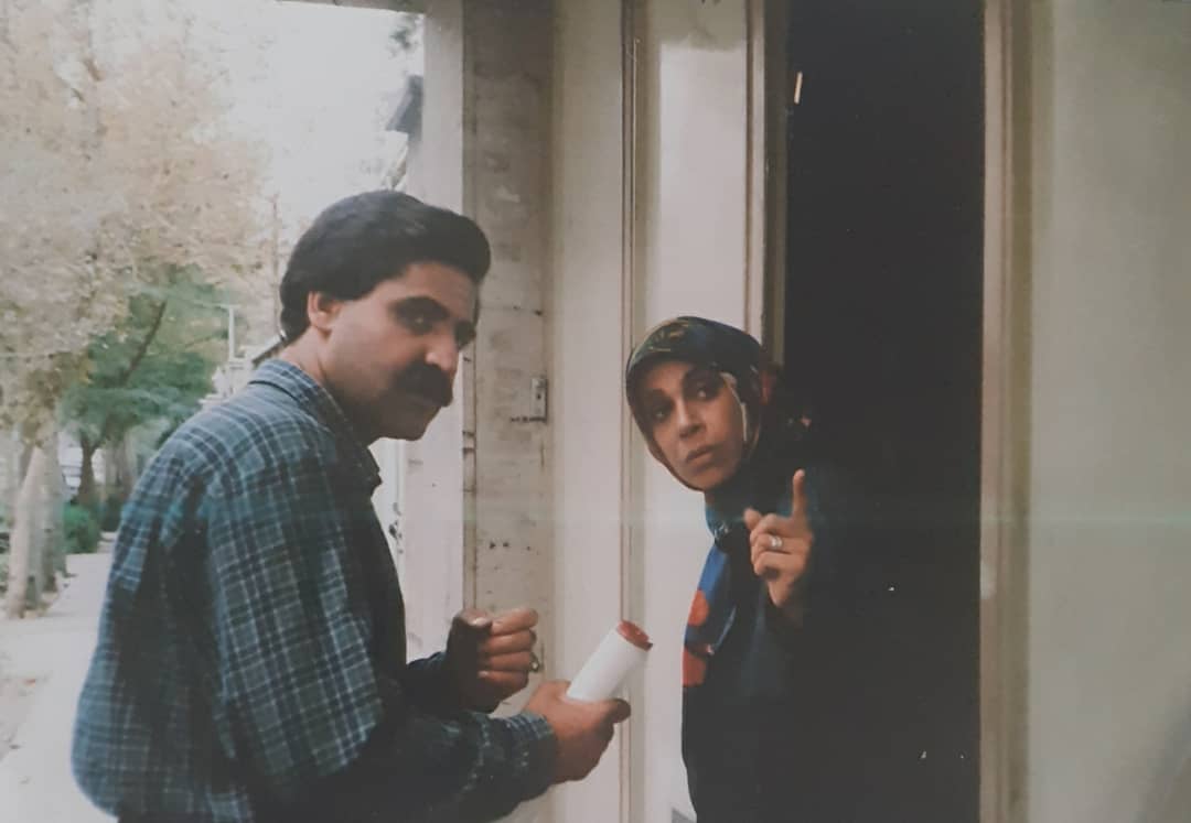 تصویری از عباس فتحی، بازیگر سینما و تلویزیون در حال بازیگری سر صحنه یکی از آثارش