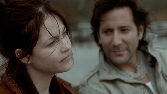 Henry Ian Cusick در صحنه فیلم سینمایی The Girl on the Train به همراه Nicki Aycox