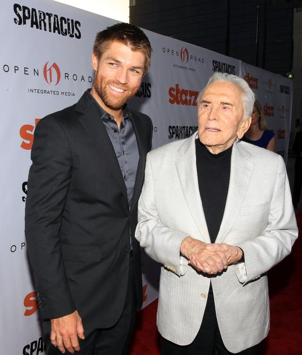  سریال تلویزیونی اسپارتاکوس: خدایان میدان نبرد با حضور Liam McIntyre و Kirk Douglas