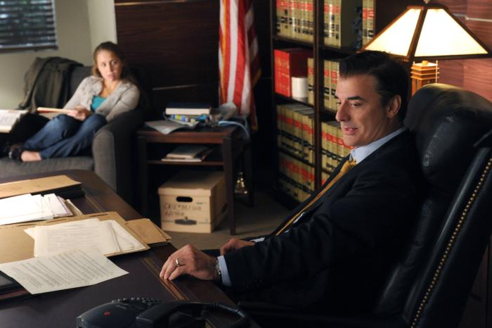 Makenzie Vega در صحنه سریال تلویزیونی همسر خوب به همراه Chris Noth