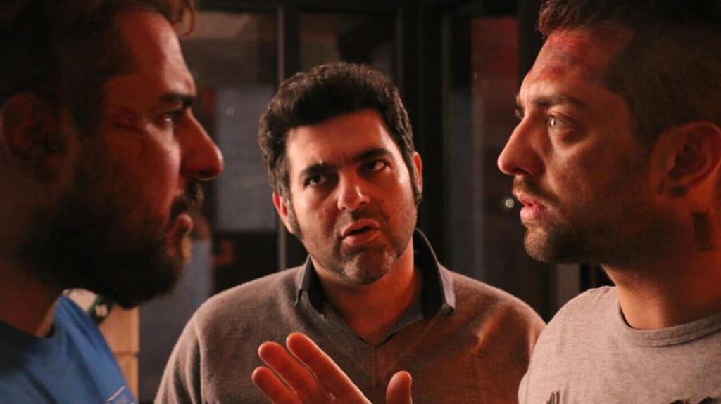 مصطفی کیایی در پشت صحنه فیلم سینمایی بارکد به همراه بهرام رادان و محسن کیایی