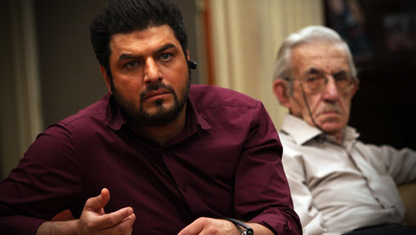 اردشیر کاظمی در صحنه سریال تلویزیونی پژمان به همراه سام درخشانی