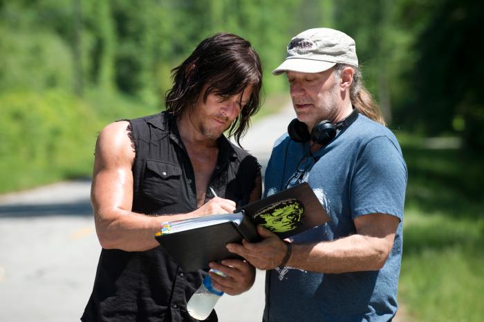 Greg Nicotero در صحنه سریال تلویزیونی مردگان متحرک به همراه نورمن ریداس