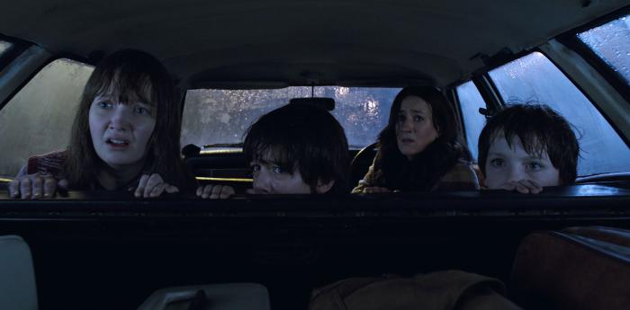 مدیسون ولف در صحنه فیلم سینمایی احضار 2 به همراه Lauren Esposito و فرانسیس اوکانر