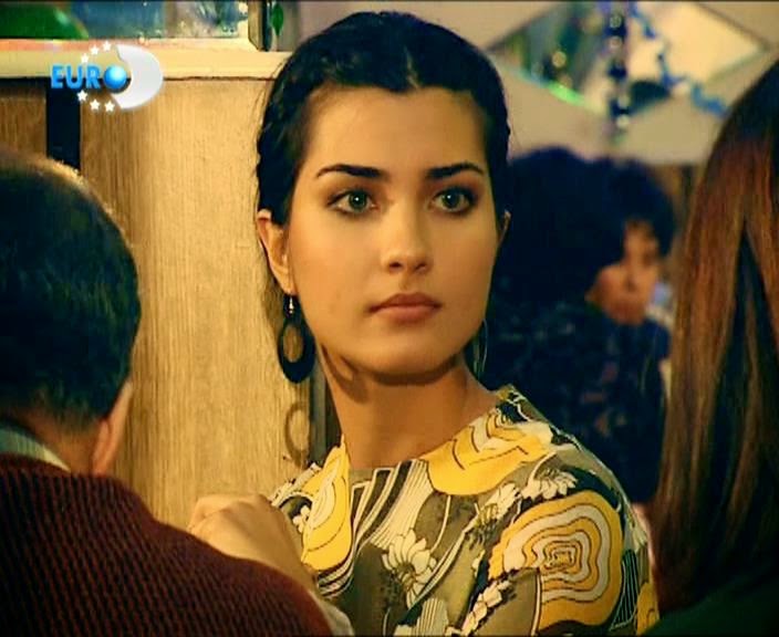Tuba Büyüküstün در صحنه سریال تلویزیونی Çemberimde gül oya