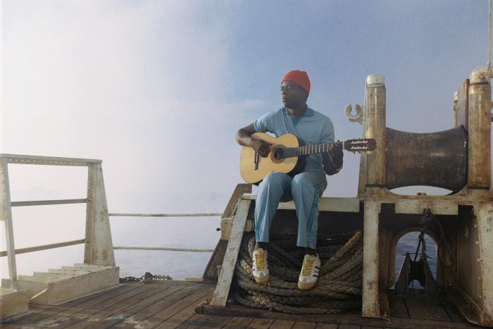 Seu Jorge در صحنه فیلم سینمایی زندگی در آب با استیو زیسو