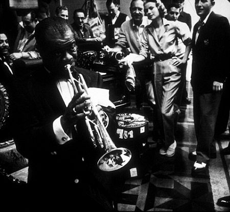 Louis Armstrong در صحنه فیلم سینمایی High Society به همراه گریس کلی، Charles Walters و Bing Crosby