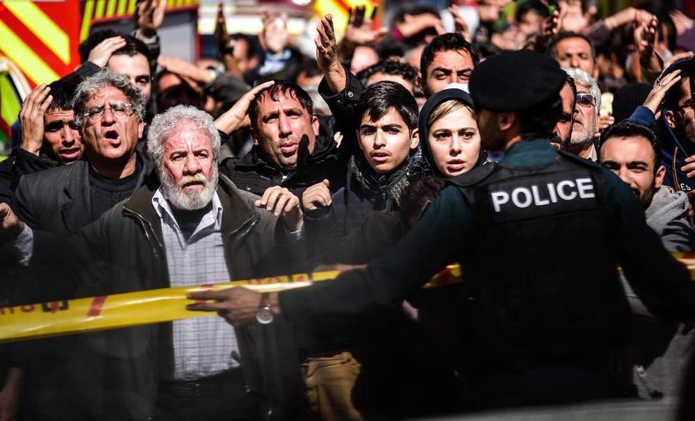 مسعود کرامتی در صحنه فیلم سینمایی چهارراه استانبول به همراه رعنا آزادی‌ور