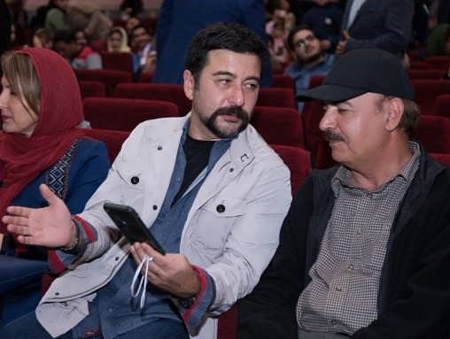 تصویری از فاطمه گودرزی، بازیگر و مجری سینما و تلویزیون در حال بازیگری سر صحنه یکی از آثارش به همراه امیرحسین صدیق