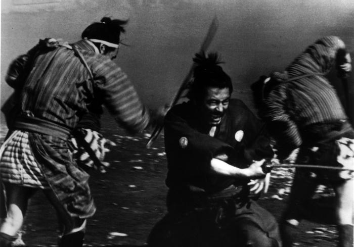 توشیرو میفونه در صحنه فیلم سینمایی یوجیمبو
