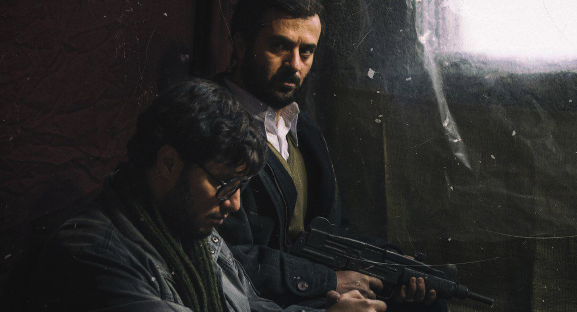 جواد عزتی در صحنه فیلم سینمایی ماجرای نیمروز به همراه احمد مهران‌فر
