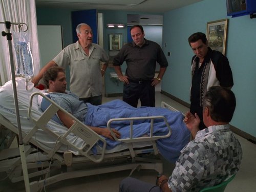 Tony Sirico در صحنه سریال تلویزیونی سوپرانوز به همراه Edie Falco، Jerry Adler، James Gandolfini، Steven Van Zandt و Michael Rispoli