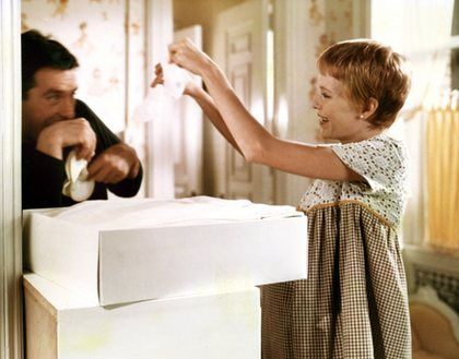 John Cassavetes در صحنه فیلم سینمایی بچه رزماری به همراه میا فارو