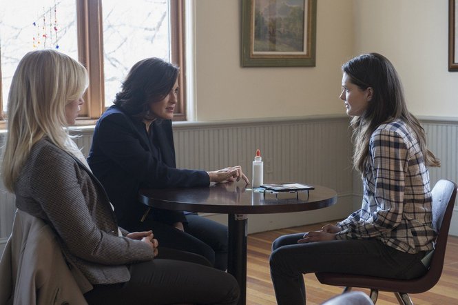 Meghann Fahy در صحنه سریال تلویزیونی قانون و نظم: واحد قربانیان ویژه به همراه Kelli Giddish و ماریسکا هارگیتای