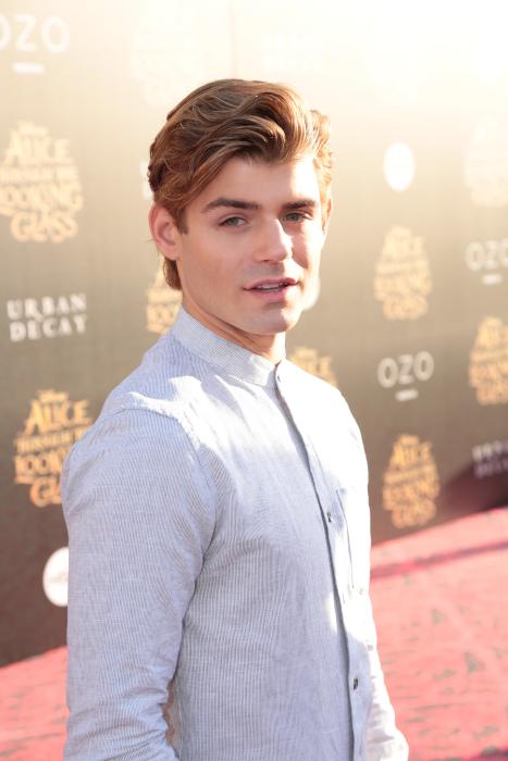 Garrett Clayton در صحنه فیلم سینمایی آلیس آن سوی آینه