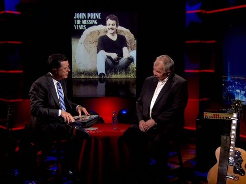 John Prine در صحنه سریال تلویزیونی گزارش کلبر به همراه Stephen Colbert