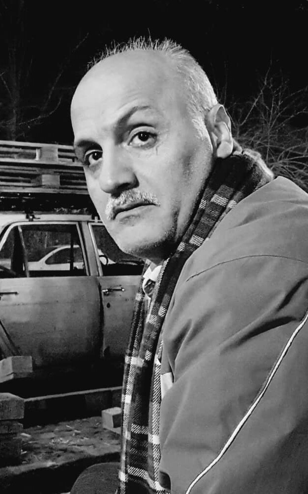 تصویری از امیر نصیری یکتا، بازیگر و دستیار کارگردان سینما و تلویزیون در حال بازیگری سر صحنه یکی از آثارش