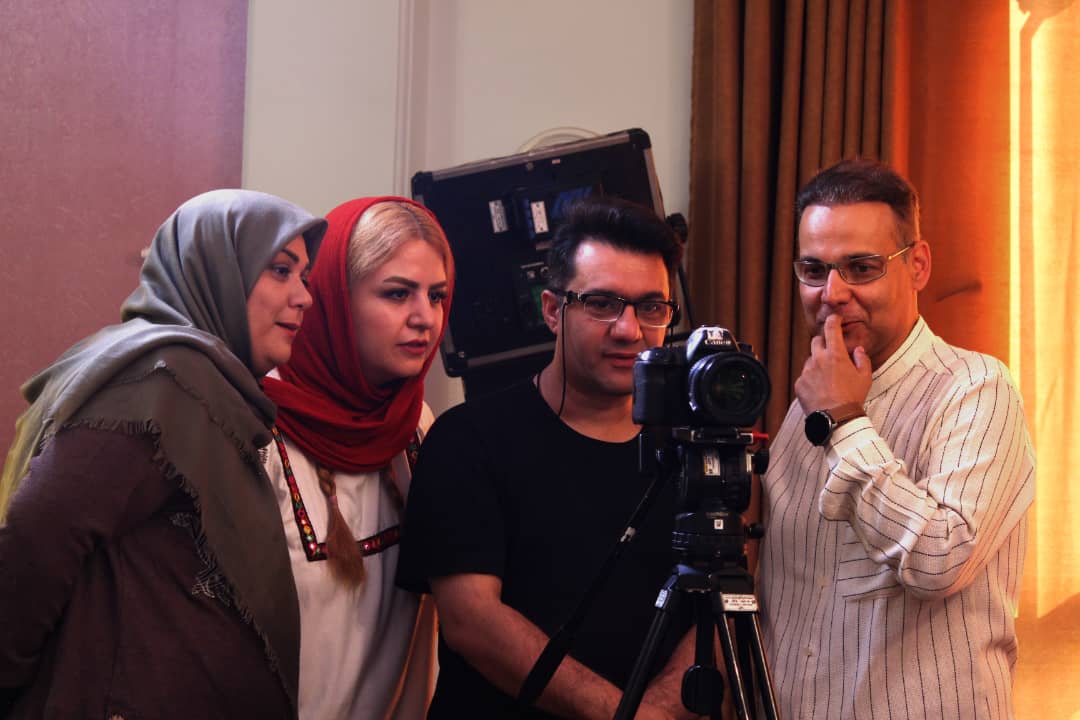 تصویری از امیر کرم یزدی، کارگردان و نویسنده سینما و تلویزیون در پشت صحنه یکی از آثارش