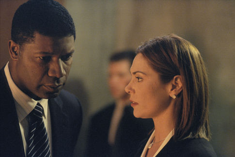 Michelle Forbes در صحنه سریال تلویزیونی 24 به همراه دنیس هیزبرت