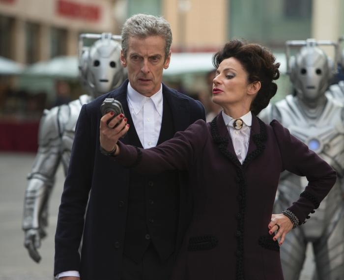 Peter Capaldi در صحنه سریال تلویزیونی Doctor Who به همراه Michelle Gomez