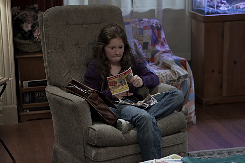 Emma Kenney در صحنه سریال تلویزیونی بی شرم