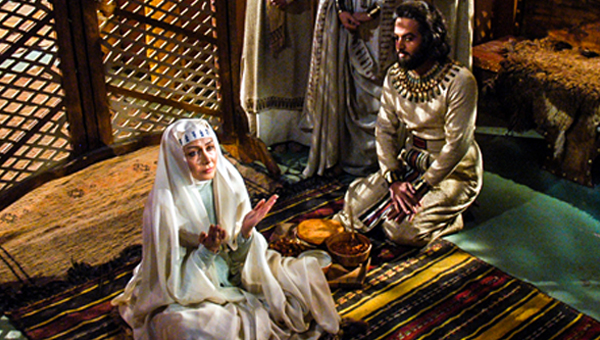 کتایون ریاحی در صحنه سریال تلویزیونی یوسف پیامبر به همراه مصطفی زمانی