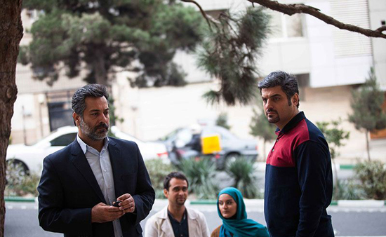 حمیدرضا پگاه در صحنه سریال تلویزیونی آوای باران به همراه سام درخشانی، علی تقوازاده و نیلوفر پارسا
