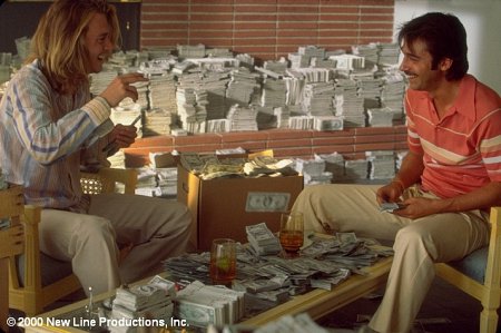 جوردی مولا در صحنه فیلم سینمایی کوکائین به همراه جان کریستوفر دپ دوم