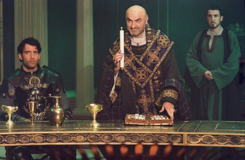 کلایو اوون در صحنه فیلم سینمایی آرتور شاه به همراه Pat Kinevane و Ivano Marescotti
