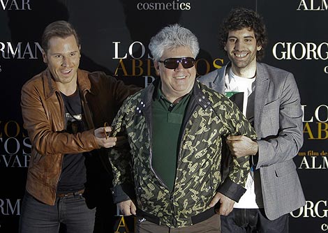 Rubén Ochandiano در صحنه فیلم سینمایی Broken Embraces به همراه Pedro Almodóvar و Tamar Novas