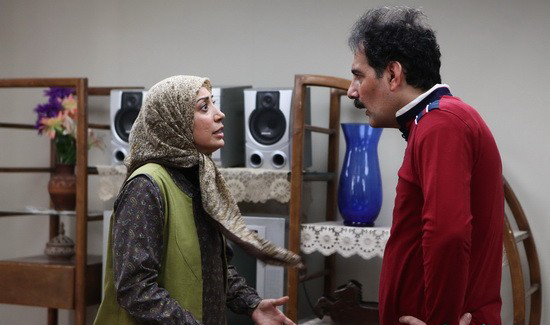 نگار عابدی در صحنه سریال تلویزیونی دودکش به همراه بهنام تشکر