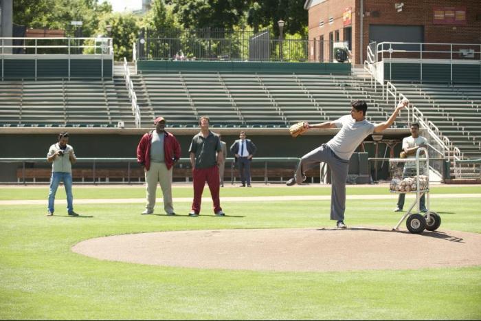 Madhur Mittal در صحنه فیلم سینمایی Million Dollar Arm به همراه Jon Hamm