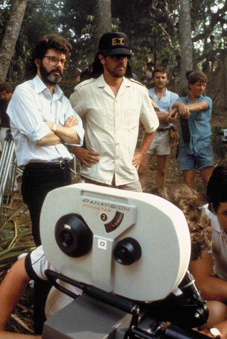 جرج لوکاس در صحنه فیلم سینمایی ایندیانا جونز و معبد مرگ به همراه استیون اسپیلبرگ