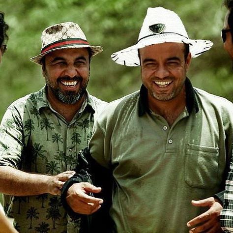 تصویری از سعید آقاخانی، بازیگر و کارگردان سینما و تلویزیون در حال بازیگری سر صحنه یکی از آثارش