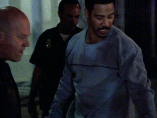 Brian White در صحنه سریال تلویزیونی شیلد به همراه Michael Chiklis