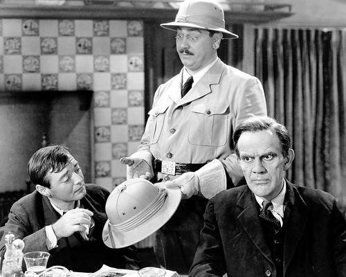 Raymond Massey در صحنه فیلم سینمایی رسنیک و تور کهنه به همراه Peter Lorre و John Alexander