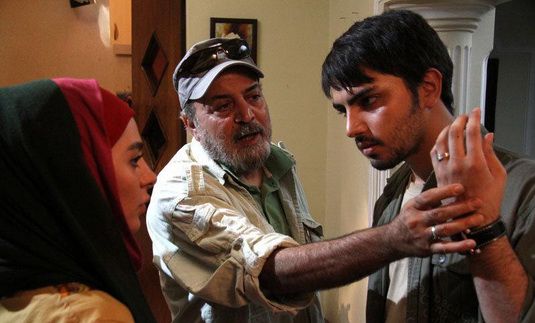 سید علی طباطبایی در پشت صحنه سریال تلویزیونی بچه‌های نسبتاً بد به همراه سیروس مقدم