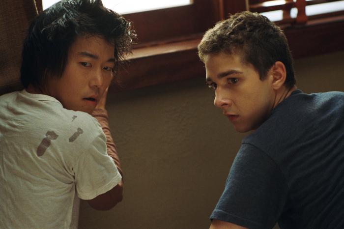 Aaron Yoo در صحنه فیلم سینمایی آشفته به همراه Shia LaBeouf