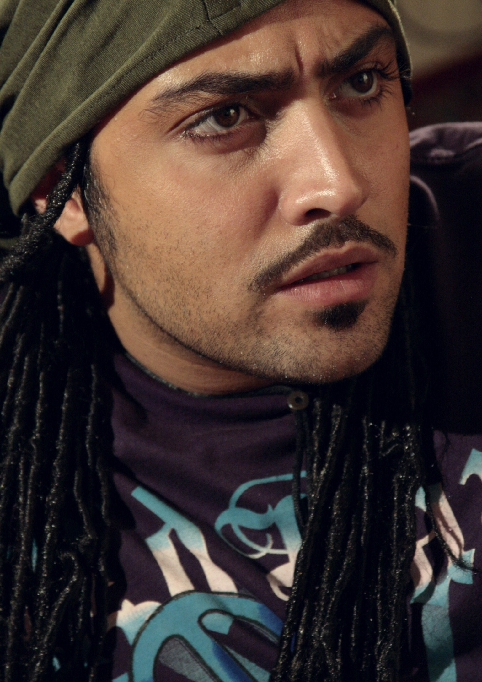 تصویری از علی محمدی، بازیگر و گروه فیلمبرداری سینما و تلویزیون در حال بازیگری سر صحنه یکی از آثارش