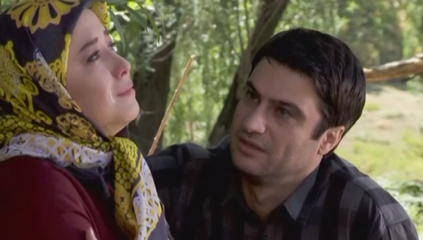 مهراوه شریفی‌نیا در صحنه سریال تلویزیونی خداحافظ بچه به همراه شهرام حقیقت‌دوست