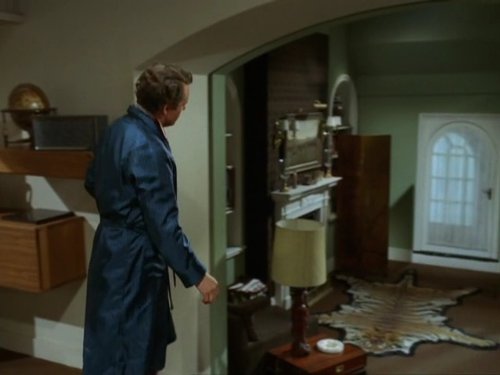 Patrick McGoohan در صحنه سریال تلویزیونی The Prisoner