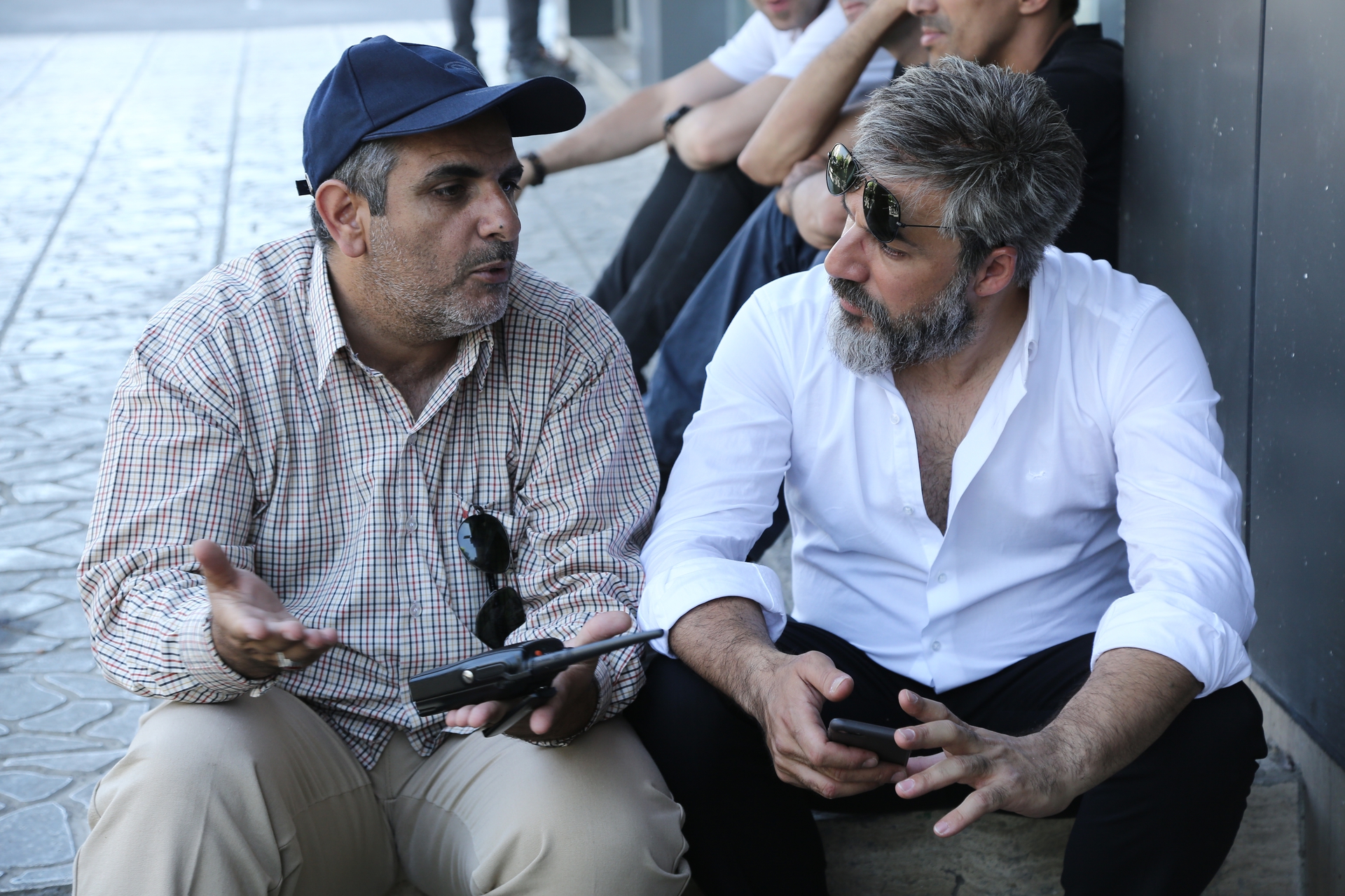 تصویری از امیر آقایی، بازیگر و نویسنده سینما و تلویزیون در حال بازیگری سر صحنه یکی از آثارش