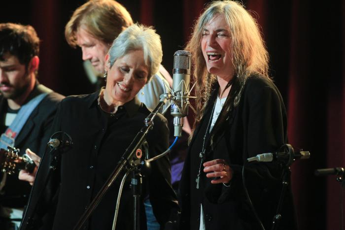 Joan Baez در صحنه فیلم سینمایی درون لوین دیویس به همراه Patti Smith