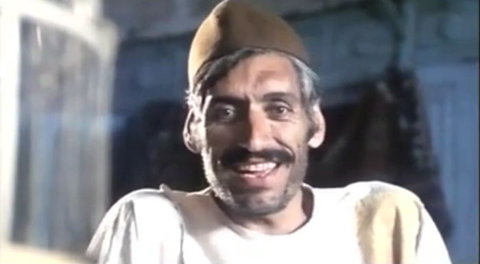 تصویری از ابوالقاسم فرقانی، بازیگر سینما و تلویزیون در حال بازیگری سر صحنه یکی از آثارش